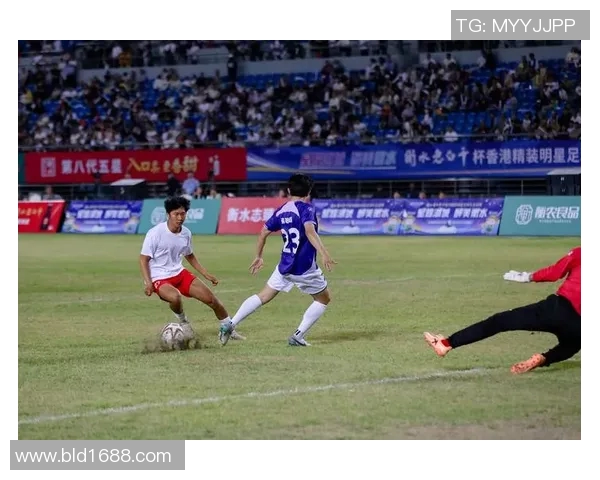 足球明星炫技时刻夸张过人动作引发球迷热议与赞叹