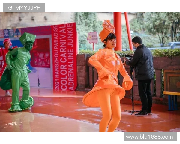 足球明星恶搞主持人引发全网热议笑声不断娱乐圈新风潮